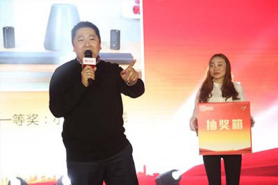 “T”臺(tái)走秀合適的舞臺(tái)材質(zhì)是玻璃舞臺(tái)